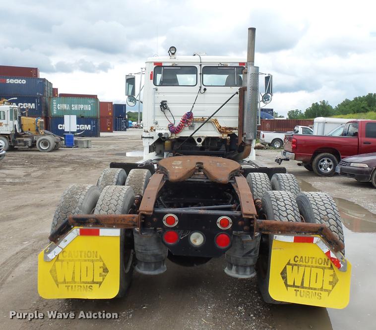 image for item BS9472 2001 Freightliner FLS112 semi truck