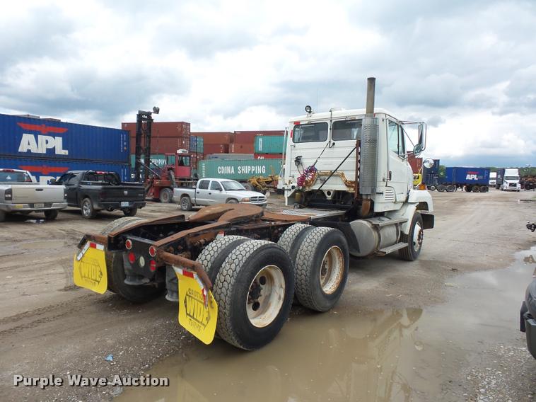 image for item BS9472 2001 Freightliner FLS112 semi truck