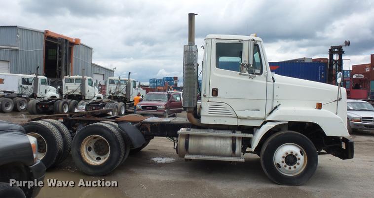 image for item BS9472 2001 Freightliner FLS112 semi truck