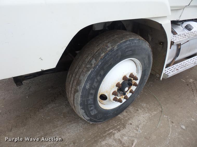 image for item BS9472 2001 Freightliner FLS112 semi truck