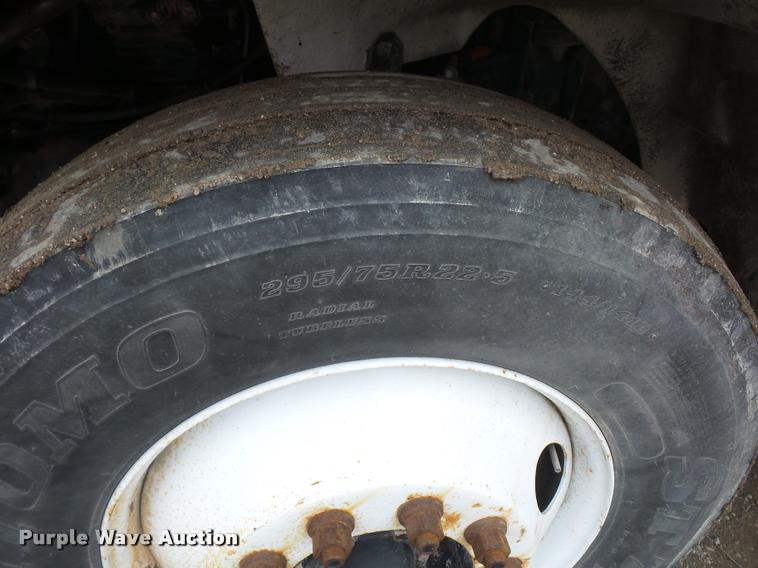 image for item BS9472 2001 Freightliner FLS112 semi truck