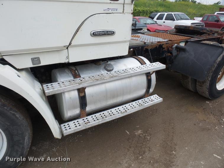 image for item BS9472 2001 Freightliner FLS112 semi truck