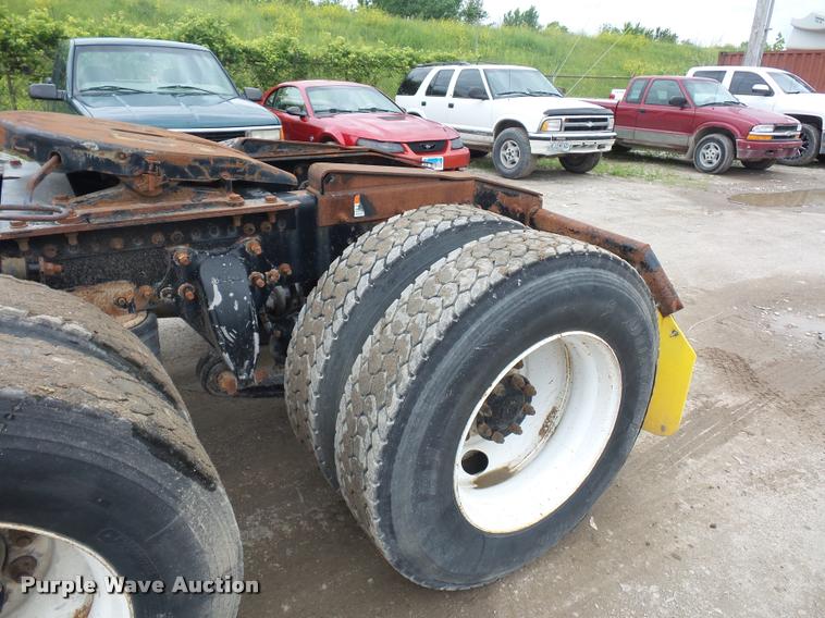 image for item BS9472 2001 Freightliner FLS112 semi truck