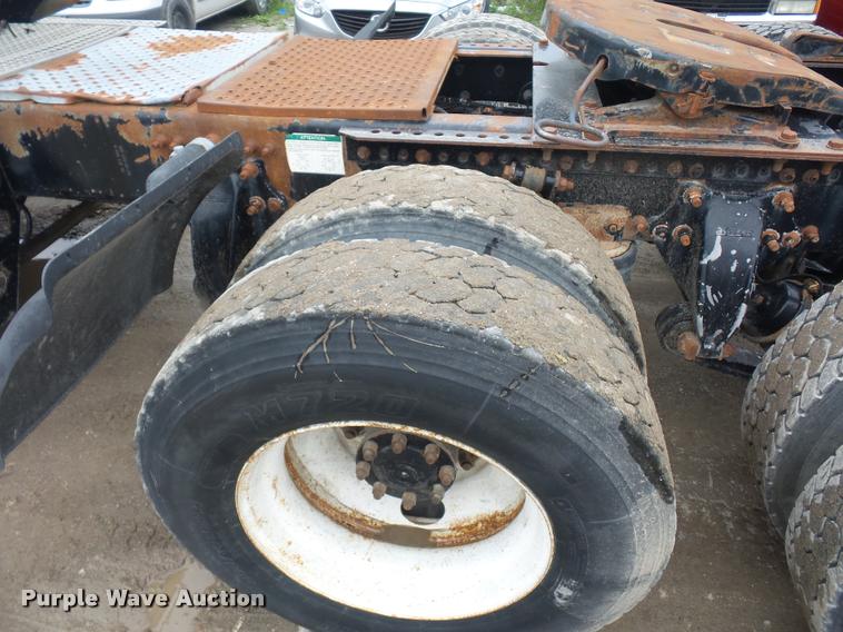 image for item BS9472 2001 Freightliner FLS112 semi truck