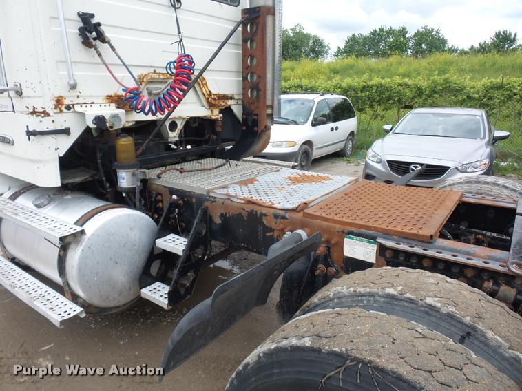 image for item BS9472 2001 Freightliner FLS112 semi truck