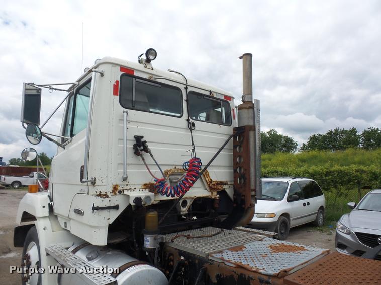 image for item BS9472 2001 Freightliner FLS112 semi truck