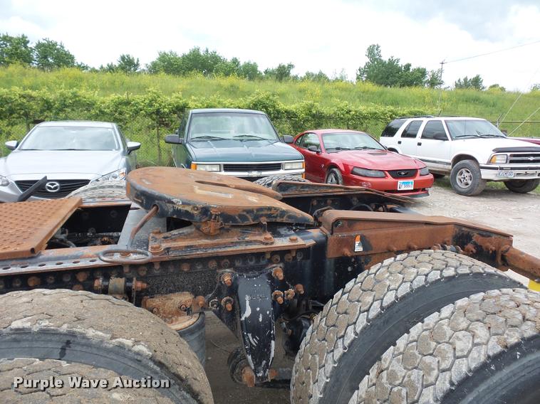 image for item BS9472 2001 Freightliner FLS112 semi truck