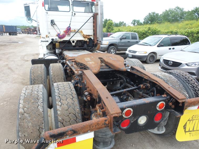 image for item BS9472 2001 Freightliner FLS112 semi truck