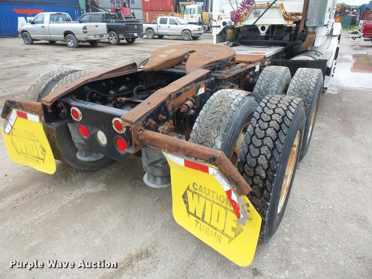 image for item BS9472 2001 Freightliner FLS112 semi truck