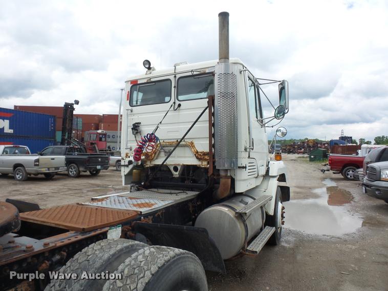 image for item BS9472 2001 Freightliner FLS112 semi truck