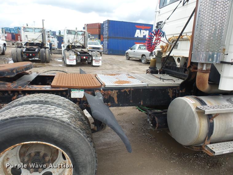 image for item BS9472 2001 Freightliner FLS112 semi truck