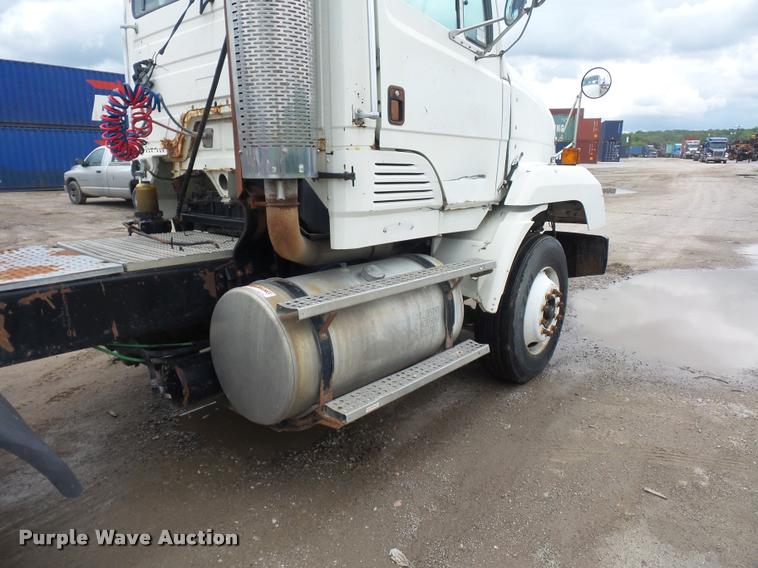 image for item BS9472 2001 Freightliner FLS112 semi truck