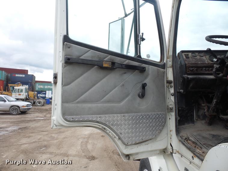 image for item BS9472 2001 Freightliner FLS112 semi truck