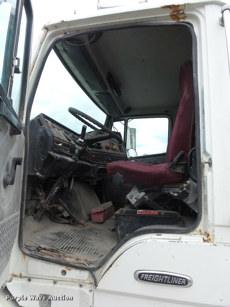 image for item BS9472 2001 Freightliner FLS112 semi truck