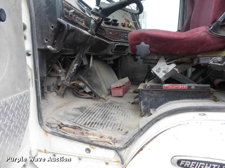 image for item BS9472 2001 Freightliner FLS112 semi truck