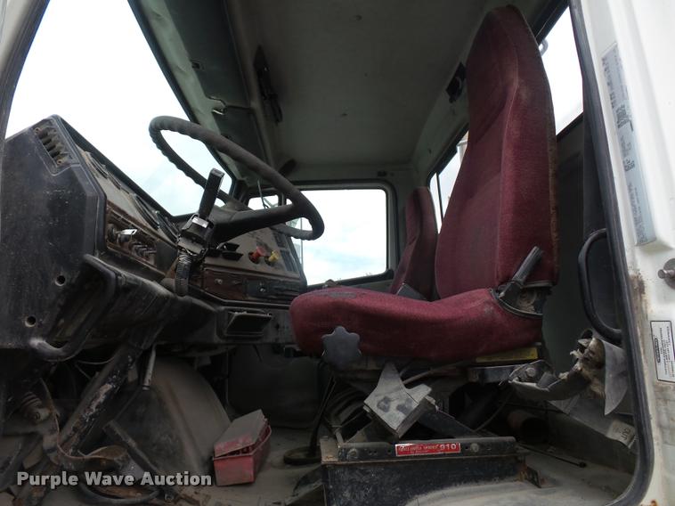 image for item BS9472 2001 Freightliner FLS112 semi truck