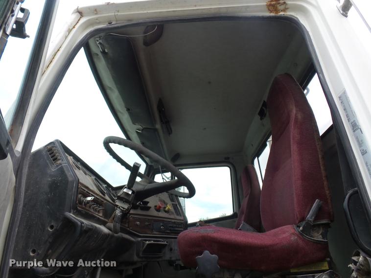 image for item BS9472 2001 Freightliner FLS112 semi truck