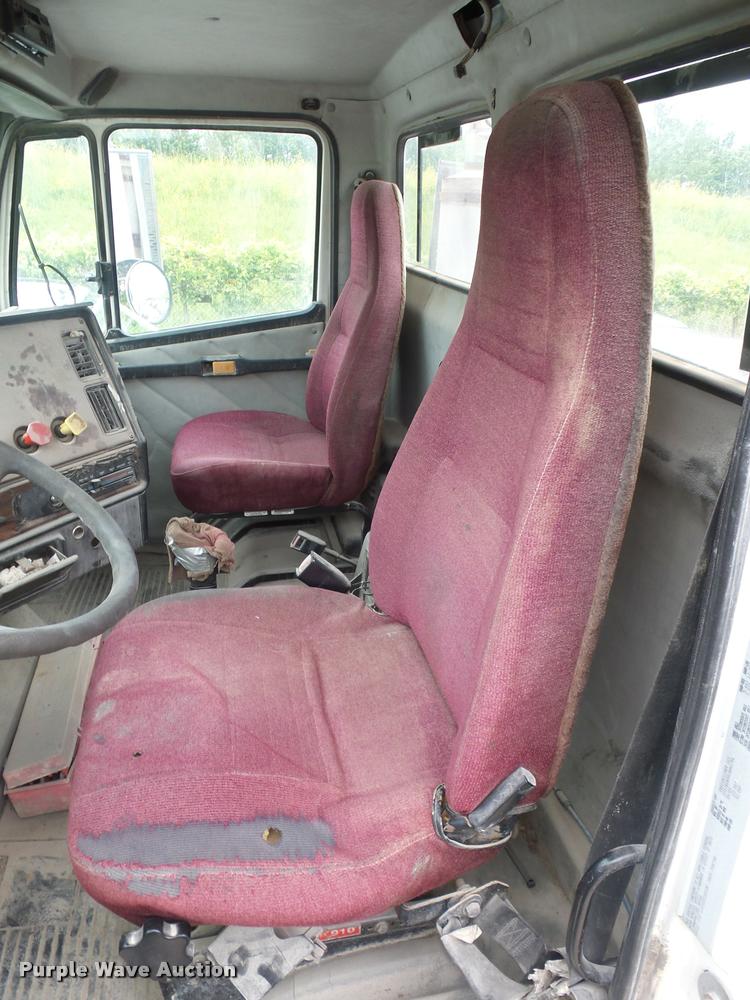 image for item BS9472 2001 Freightliner FLS112 semi truck