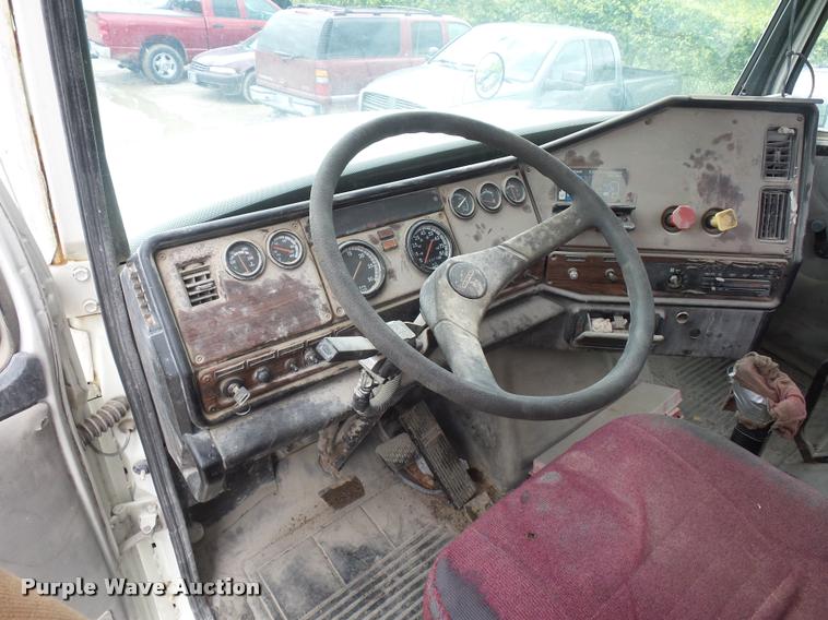 image for item BS9472 2001 Freightliner FLS112 semi truck