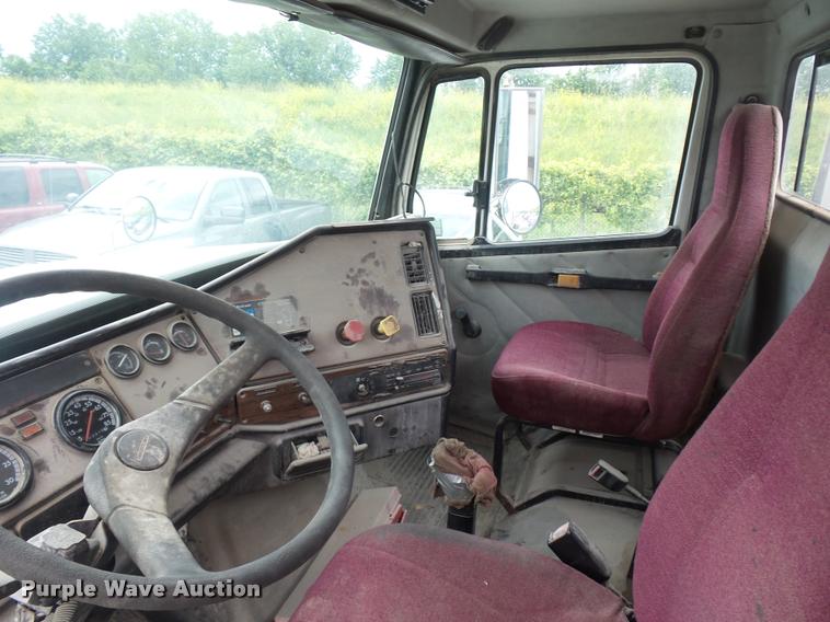 image for item BS9472 2001 Freightliner FLS112 semi truck