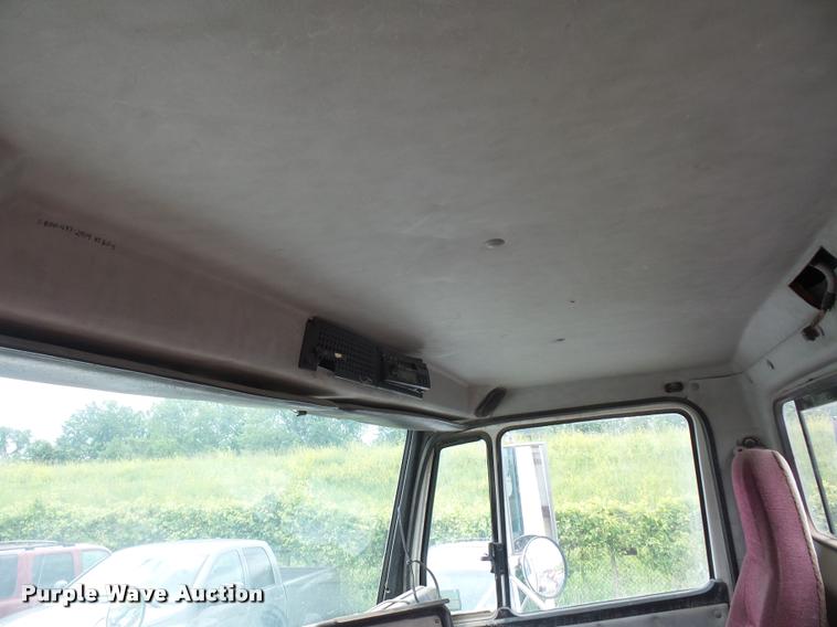 image for item BS9472 2001 Freightliner FLS112 semi truck