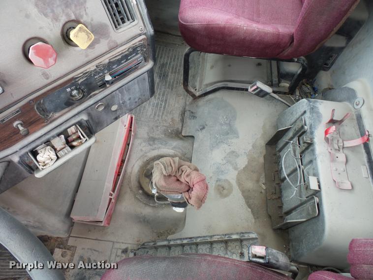 image for item BS9472 2001 Freightliner FLS112 semi truck