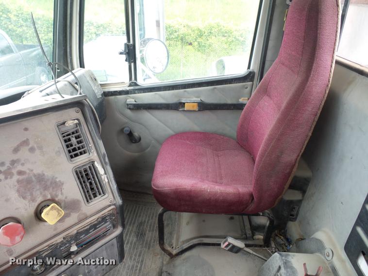 image for item BS9472 2001 Freightliner FLS112 semi truck