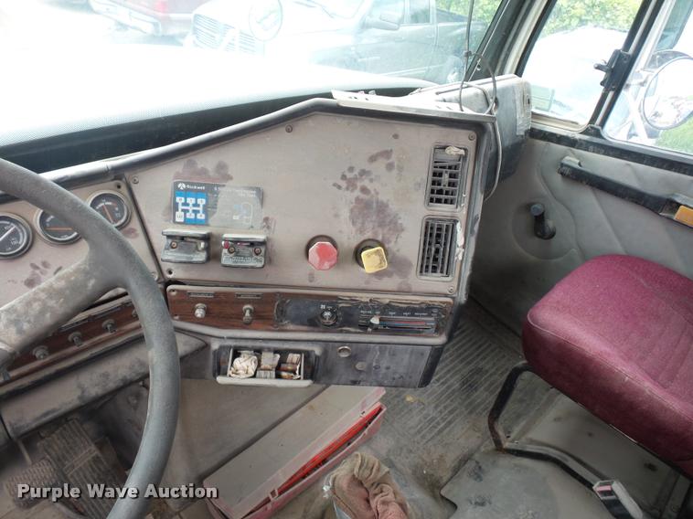 image for item BS9472 2001 Freightliner FLS112 semi truck