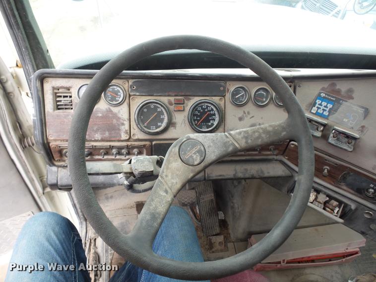 image for item BS9472 2001 Freightliner FLS112 semi truck