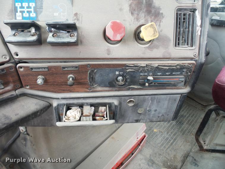 image for item BS9472 2001 Freightliner FLS112 semi truck