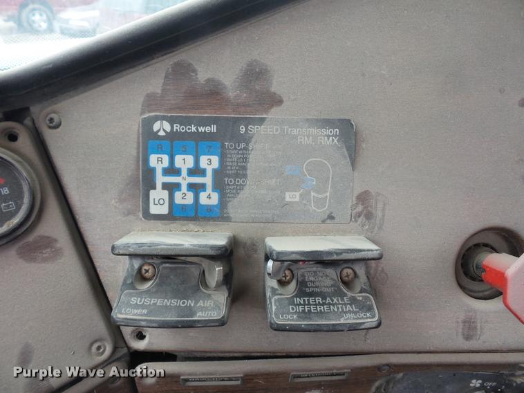 image for item BS9472 2001 Freightliner FLS112 semi truck