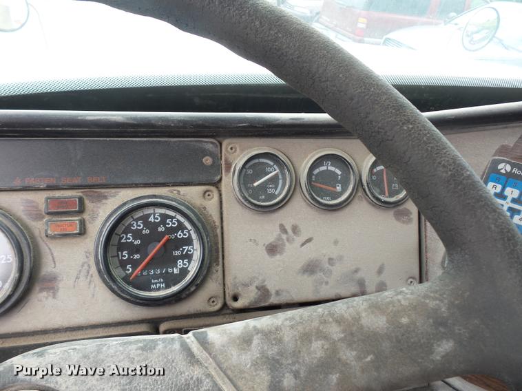 image for item BS9472 2001 Freightliner FLS112 semi truck