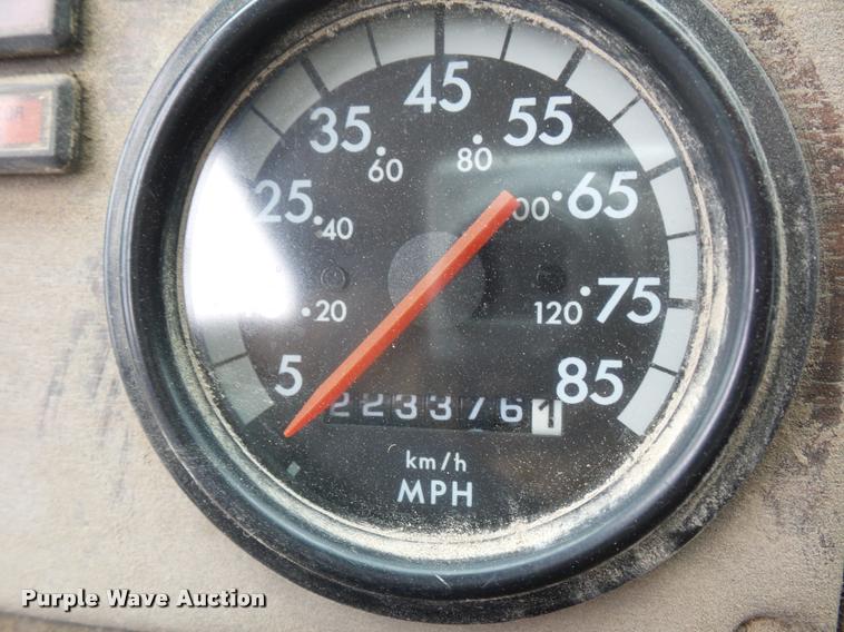 image for item BS9472 2001 Freightliner FLS112 semi truck