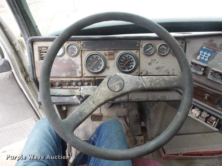 image for item BS9472 2001 Freightliner FLS112 semi truck