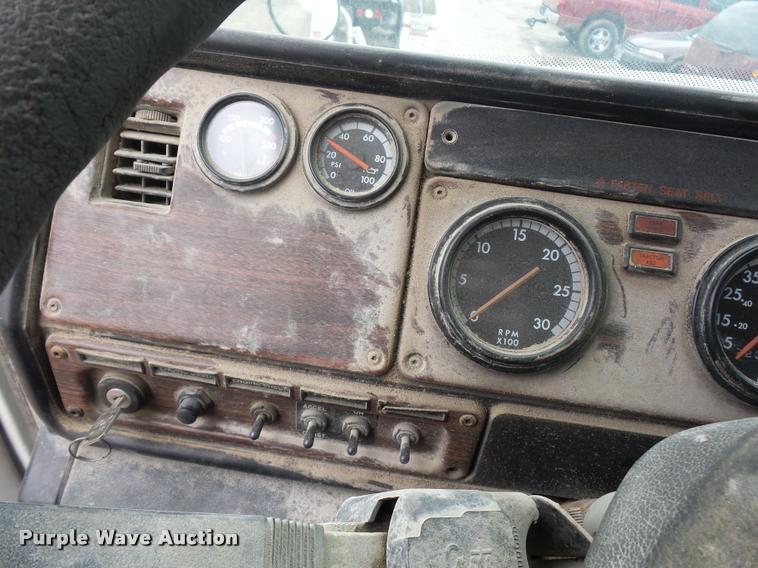 image for item BS9472 2001 Freightliner FLS112 semi truck