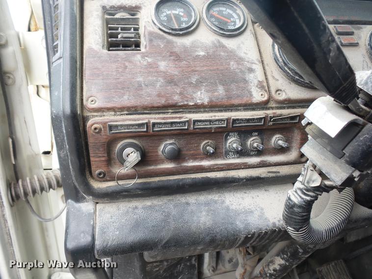 image for item BS9472 2001 Freightliner FLS112 semi truck