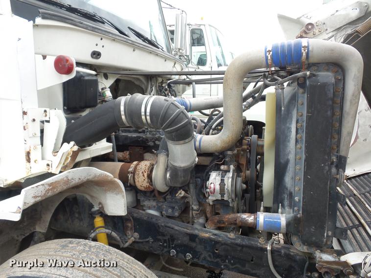 image for item BS9472 2001 Freightliner FLS112 semi truck