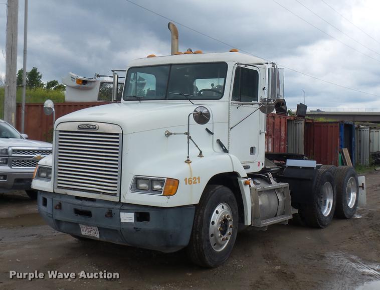 image for item BS9475 2000 Freightliner FLD112 semi truck