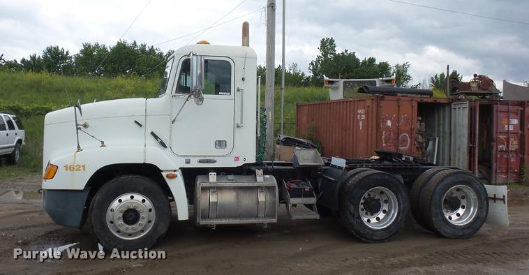 image for item BS9475 2000 Freightliner FLD112 semi truck