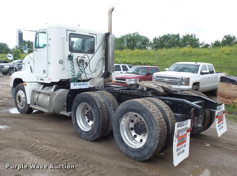 image for item BS9475 2000 Freightliner FLD112 semi truck