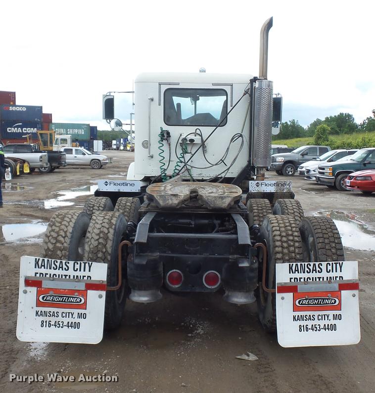 image for item BS9475 2000 Freightliner FLD112 semi truck