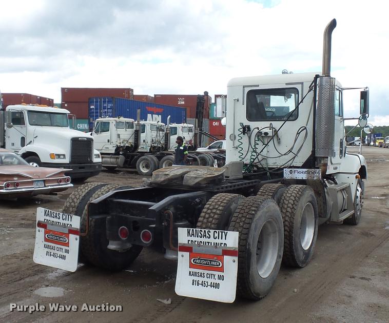 image for item BS9475 2000 Freightliner FLD112 semi truck