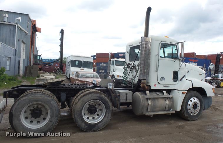 image for item BS9475 2000 Freightliner FLD112 semi truck