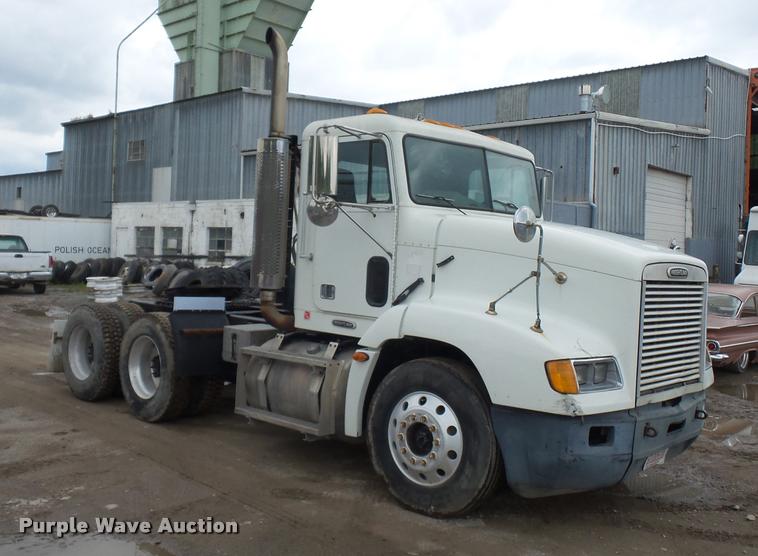 image for item BS9475 2000 Freightliner FLD112 semi truck