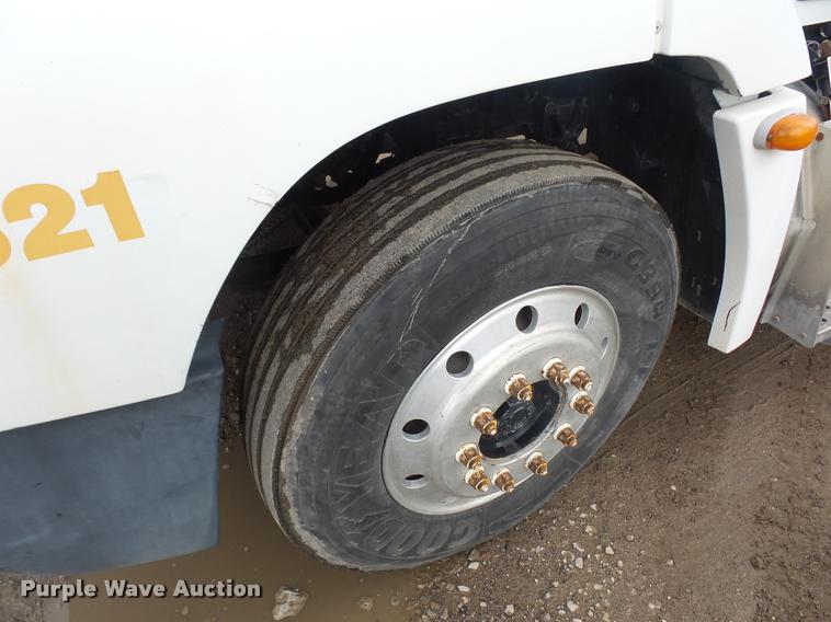 image for item BS9475 2000 Freightliner FLD112 semi truck