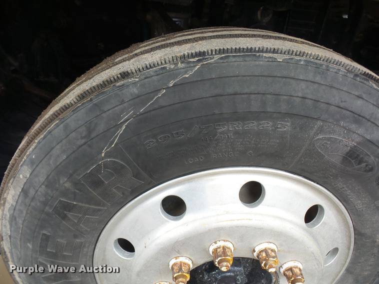 image for item BS9475 2000 Freightliner FLD112 semi truck