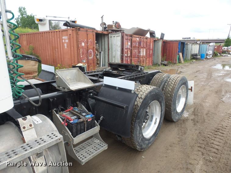 image for item BS9475 2000 Freightliner FLD112 semi truck