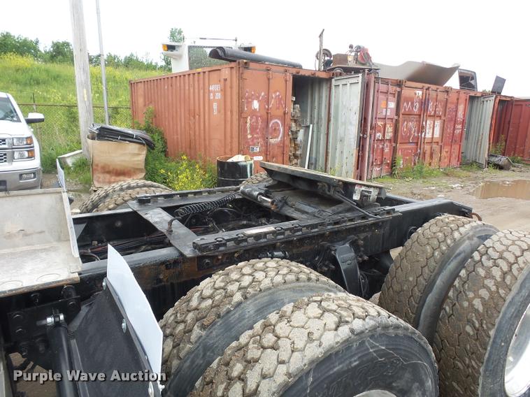 image for item BS9475 2000 Freightliner FLD112 semi truck