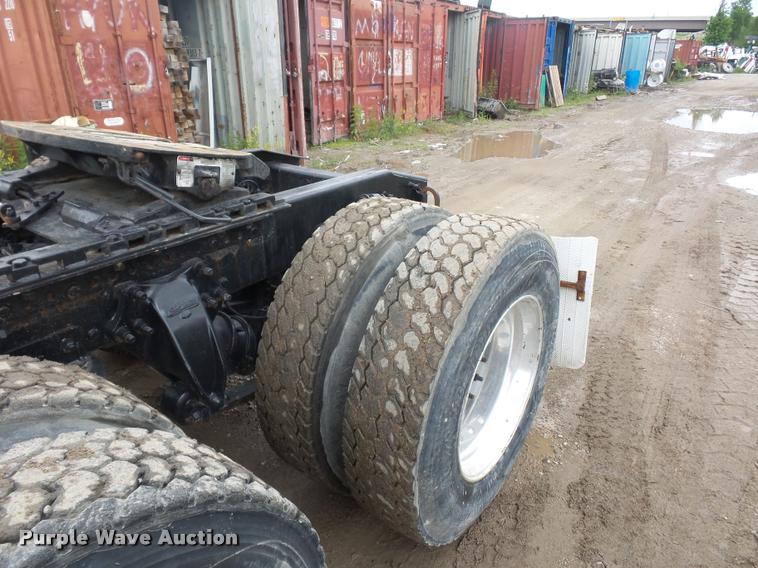 image for item BS9475 2000 Freightliner FLD112 semi truck