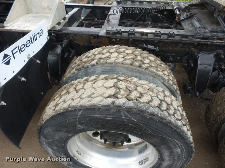 image for item BS9475 2000 Freightliner FLD112 semi truck